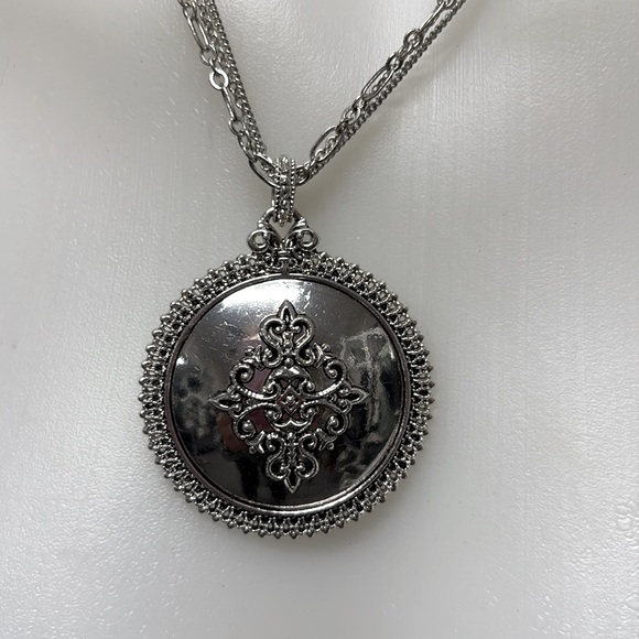 Elegant Silver Pendant Necklace - Picture 3 of 3